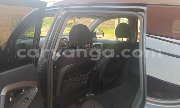 Nunua Ilio tumika Toyota RAV4 Blue Gari ndani ya Blantyre nchini Malawi Nunua Ilio tumika Toyota RAV4 Blue Gari ndani ya Blantyre nchini Malawi