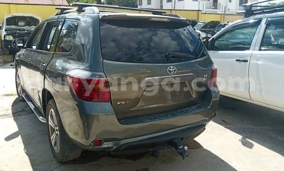 Buy Import Toyota Kluger Green Car in Lilongwe in Malawi Buy Import Toyota Kluger Green Car in Lilongwe in Malawi