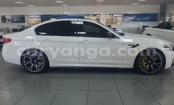 Nunua Ilio tumika BMW M5 White Gari ndani ya Blantyre nchini Malawi Nunua Ilio tumika BMW M5 White Gari ndani ya Blantyre nchini Malawi