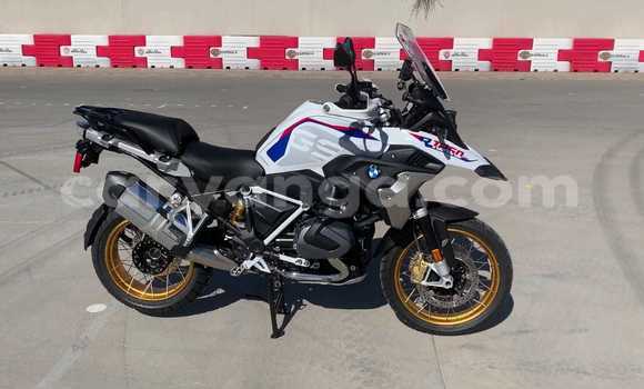 Buy Used BMW R1200GS Adventure White Bike in Livingstonia in Karonga Buy Used BMW R1200GS Adventure White Bike in Livingstonia in Karonga