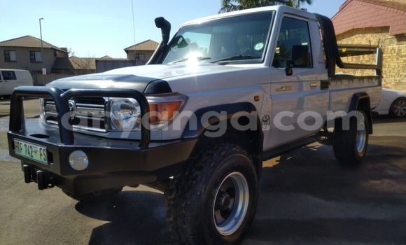 Nunua Ilio tumika Toyota Land Cruiser White Gari ndani ya Blantyre nchini Malawi Nunua Ilio tumika Toyota Land Cruiser White Gari ndani ya Blantyre nchini Malawi
