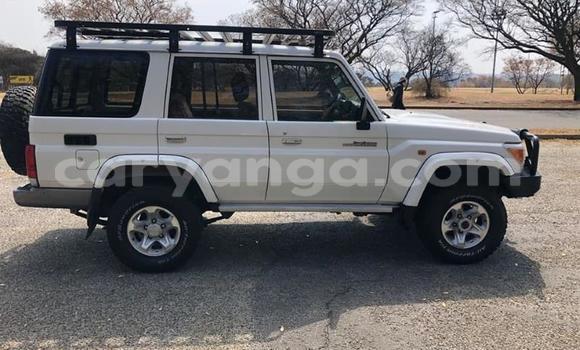 Nunua Ilio tumika Toyota Land Cruiser White Gari ndani ya Blantyre nchini Malawi Nunua Ilio tumika Toyota Land Cruiser White Gari ndani ya Blantyre nchini Malawi