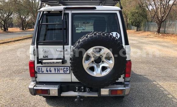 Nunua Ilio tumika Toyota Land Cruiser White Gari ndani ya Blantyre nchini Malawi Nunua Ilio tumika Toyota Land Cruiser White Gari ndani ya Blantyre nchini Malawi