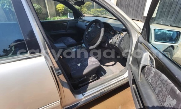 Nunua Ilio tumika Mercedes-Benz E-Classe Silver Gari ndani ya Blantyre nchini Malawi Nunua Ilio tumika Mercedes-Benz E-Classe Silver Gari ndani ya Blantyre nchini Malawi