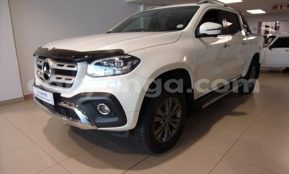 Buy Used Mercedes‒Benz 250 Silver Car in Blantyre in Malawi