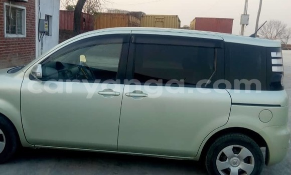 Buy Used Toyota Sienta Green Car in Lilongwe in Malawi