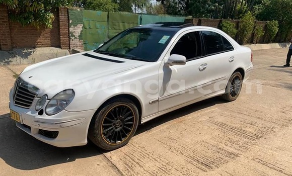 Nunua Ilio tumika Mercedes‒Benz E–Class White Gari ndani ya Blantyre nchini Malawi Nunua Ilio tumika Mercedes‒Benz E–Class White Gari ndani ya Blantyre nchini Malawi