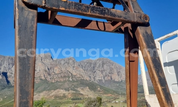 Nunua Ilio tumika Caterpillar 120 White Lori ndani ya Blantyre nchini Malawi Nunua Ilio tumika Caterpillar 120 White Lori ndani ya Blantyre nchini Malawi