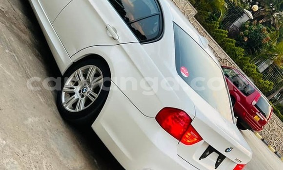 Nunua Ilio tumika BMW 3200 White Gari ndani ya Lilongwe nchini Malawi