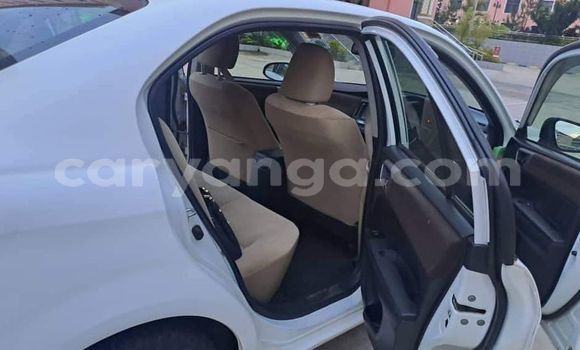 Buy Used Toyota Axio White Car in Chipoka in Dedza Buy Used Toyota Axio White Car in Chipoka in Dedza