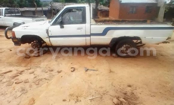 Buy Used Toyota Hilux White Car in Chilumba in Karonga Buy Used Toyota Hilux White Car in Chilumba in Karonga