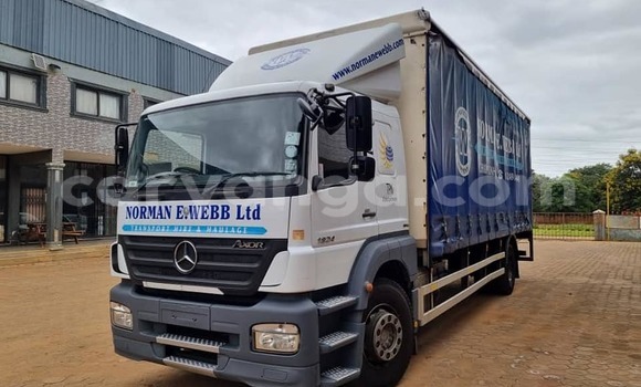 Nunua Ilio tumika Mercedes‒Benz 117 White Lori ndani ya Chikwawa nchini Chikwawa Nunua Ilio tumika Mercedes‒Benz 117 White Lori ndani ya Chikwawa nchini Chikwawa