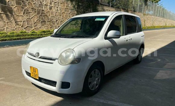 Buy Used Toyota Sienta White Car in Chipoka in Dedza Buy Used Toyota Sienta White Car in Chipoka in Dedza