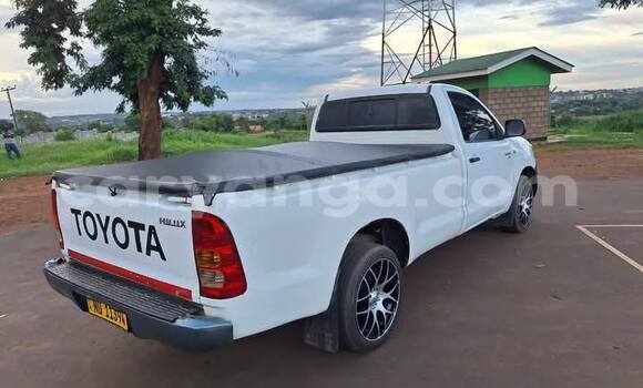 Buy Used Toyota Hilux White Car in Chitipa in Chitipa Buy Used Toyota Hilux White Car in Chitipa in Chitipa