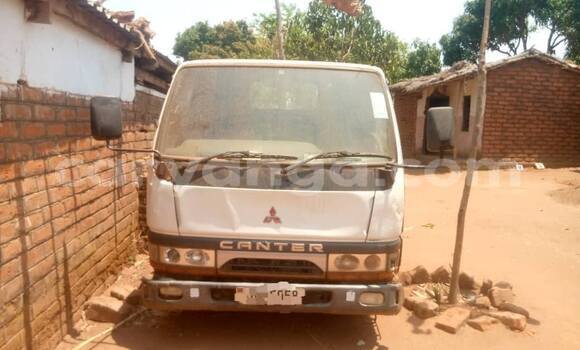 Buy Used Mitsubishi L400 White Truck in Lilongwe in Malawi