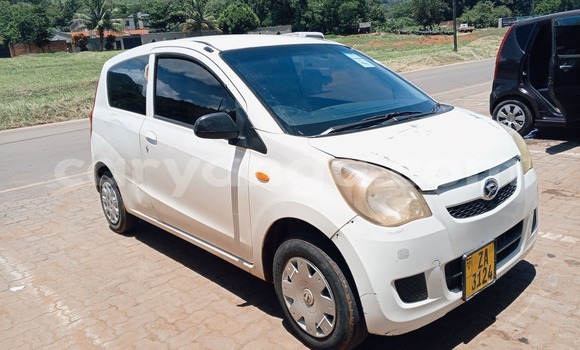 Buy Used Daihatsu Mira White Car in Chiradzulu in Chiradzulu Buy Used Daihatsu Mira White Car in Chiradzulu in Chiradzulu