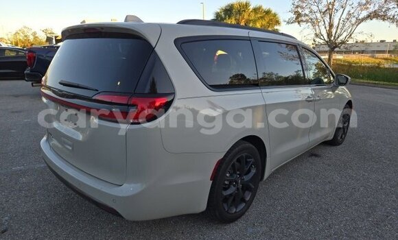 Buy Used Chrysler Pacifica White Car in Lilongwe in Malawi Buy Used Chrysler Pacifica White Car in Lilongwe in Malawi
