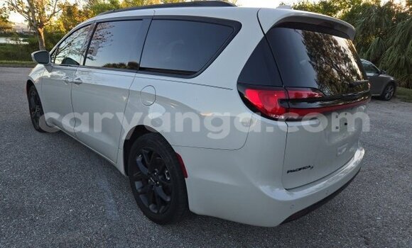 Buy Used Chrysler Pacifica White Car in Lilongwe in Malawi Buy Used Chrysler Pacifica White Car in Lilongwe in Malawi