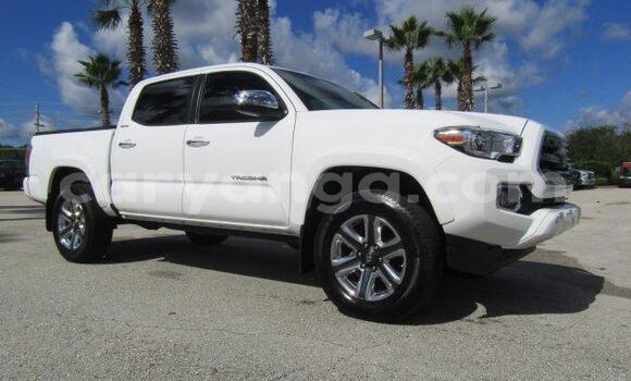 Buy Used Toyota Tacoma White Car in Lilongwe in Malawi