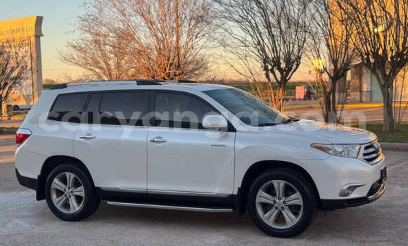 Buy Used Toyota Highlander White Car in Lilongwe in Malawi Buy Used Toyota Highlander White Car in Lilongwe in Malawi