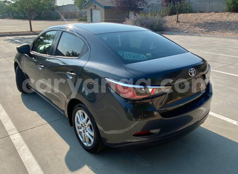 Big with watermark toyota yaris malawi lilongwe 16045