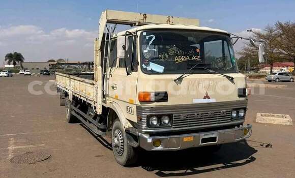 Buy Used Mitsubishi L400 White Truck in Lilongwe in Malawi