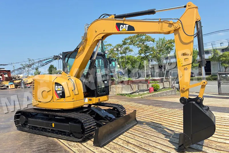 Big with watermark caterpillar 120 malawi lilongwe 16269