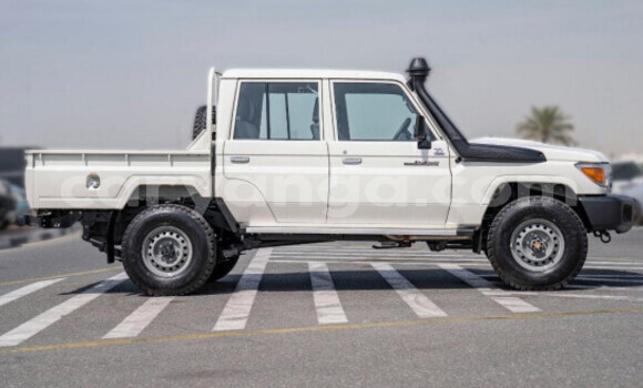 Buy Used Toyota Land Cruiser White Car in Lilongwe in Malawi