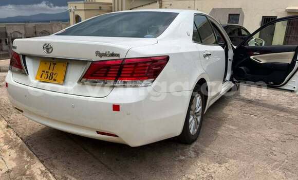 Buy Used Toyota Crown White Car in Blantyre in Malawi Buy Used Toyota Crown White Car in Blantyre in Malawi