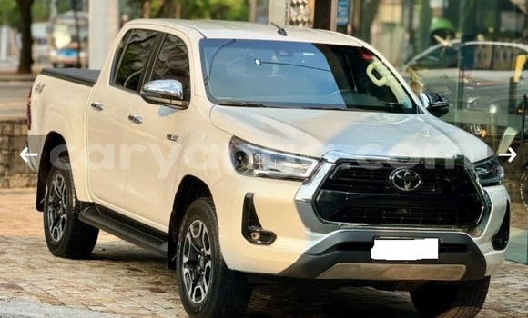 Buy Used Toyota Hilux White Car in Kasungu in Malawi