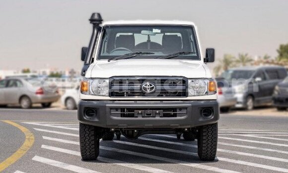 Buy Used Toyota Land Cruiser White Car in Lilongwe in Malawi