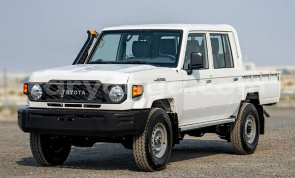 Buy Used Toyota Land Cruiser White Car in Lilongwe in Malawi