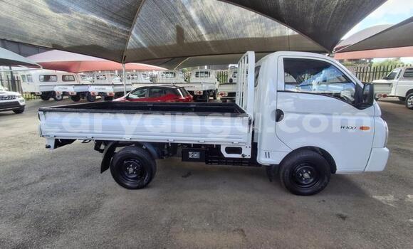 Nunua Ilio tumika Hyundai H200 White Gari ndani ya Lilongwe nchini Malawi Nunua Ilio tumika Hyundai H200 White Gari ndani ya Lilongwe nchini Malawi