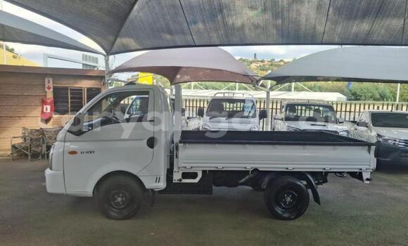 Nunua Ilio tumika Hyundai H200 White Gari ndani ya Lilongwe nchini Malawi Nunua Ilio tumika Hyundai H200 White Gari ndani ya Lilongwe nchini Malawi