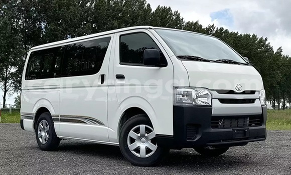 Buy Used Toyota HiAce White Truck in Dowa in Dowa