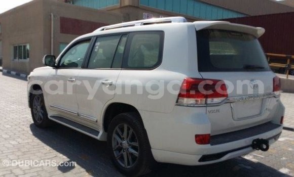 Acheter Import Voiture Toyota Land Cruiser Blanc à Import - Dubai, Malawi Acheter Import Voiture Toyota Land Cruiser Blanc à Import - Dubai, Malawi