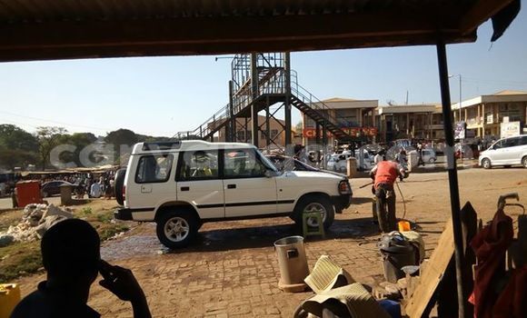 Buy Used Land Rover Discovery White Car in Limbe in Malawi