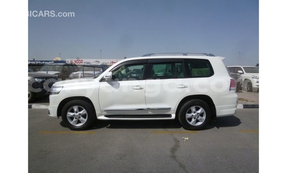 Acheter Import Voiture Toyota Land Cruiser Blanc à Import - Dubai, Malawi Acheter Import Voiture Toyota Land Cruiser Blanc à Import - Dubai, Malawi