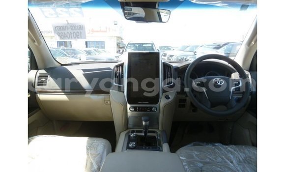 Acheter Import Voiture Toyota Land Cruiser Blanc à Import - Dubai, Malawi Acheter Import Voiture Toyota Land Cruiser Blanc à Import - Dubai, Malawi