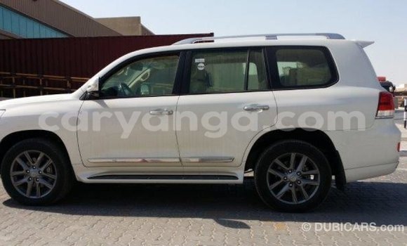 Acheter Import Voiture Toyota Land Cruiser Blanc à Import - Dubai, Malawi Acheter Import Voiture Toyota Land Cruiser Blanc à Import - Dubai, Malawi