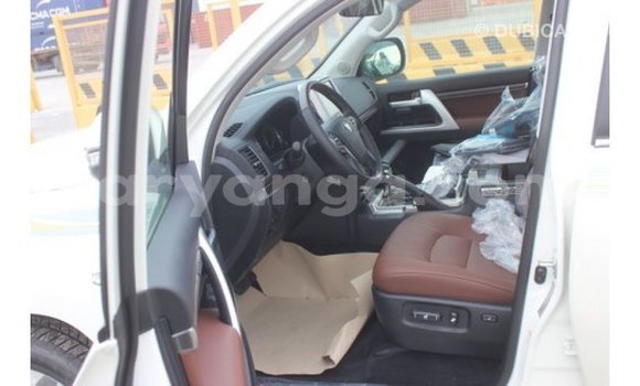 Acheter Import Voiture Toyota Land Cruiser Blanc à Import - Dubai, Malawi Acheter Import Voiture Toyota Land Cruiser Blanc à Import - Dubai, Malawi