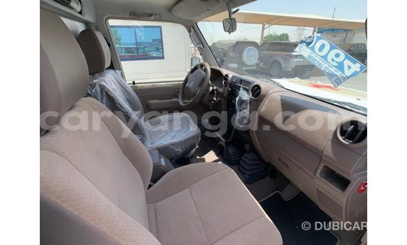 Acheter Import Voiture Toyota Land Cruiser Beige à Import - Dubai, Malawi Acheter Import Voiture Toyota Land Cruiser Beige à Import - Dubai, Malawi