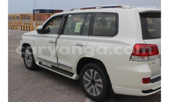 Acheter Import Voiture Toyota Land Cruiser Blanc à Import - Dubai, Malawi Acheter Import Voiture Toyota Land Cruiser Blanc à Import - Dubai, Malawi