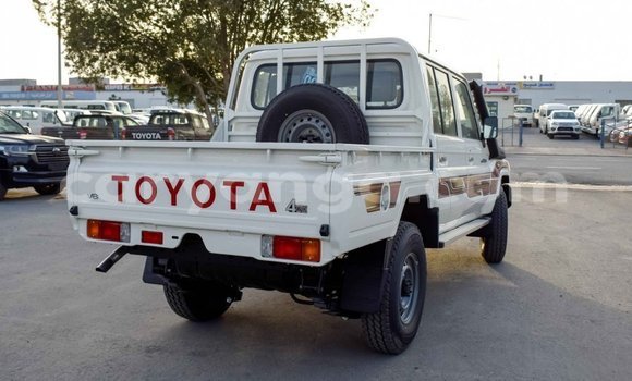 Acheter Import Voiture Toyota Land Cruiser Beige à Import - Dubai, Malawi Acheter Import Voiture Toyota Land Cruiser Beige à Import - Dubai, Malawi