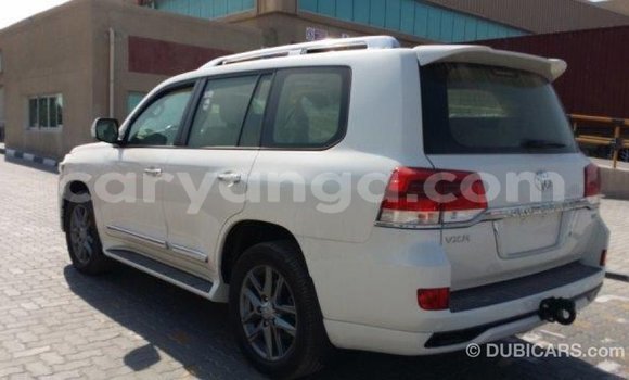 Acheter Import Voiture Toyota Land Cruiser Blanc à Import - Dubai, Malawi Acheter Import Voiture Toyota Land Cruiser Blanc à Import - Dubai, Malawi