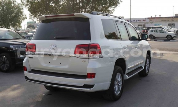 Acheter Import Voiture Toyota Land Cruiser Blanc à Import - Dubai, Malawi Acheter Import Voiture Toyota Land Cruiser Blanc à Import - Dubai, Malawi