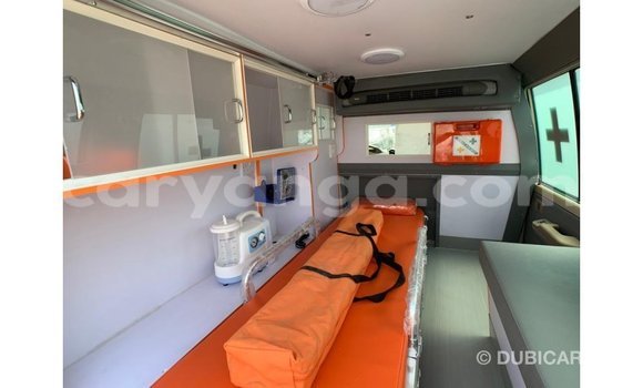 Acheter Import Voiture Toyota Land Cruiser Beige à Import - Dubai, Malawi Acheter Import Voiture Toyota Land Cruiser Beige à Import - Dubai, Malawi