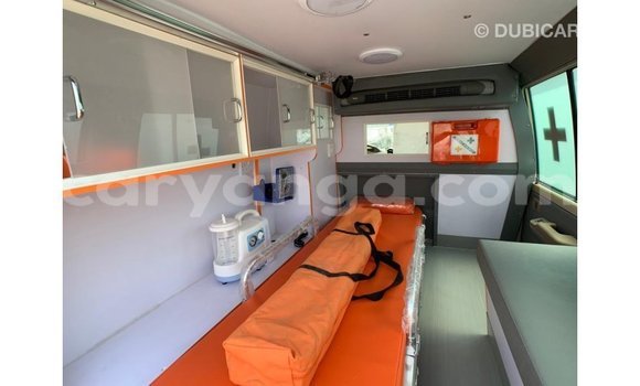 Acheter Import Voiture Toyota Land Cruiser Beige à Import - Dubai, Malawi Acheter Import Voiture Toyota Land Cruiser Beige à Import - Dubai, Malawi