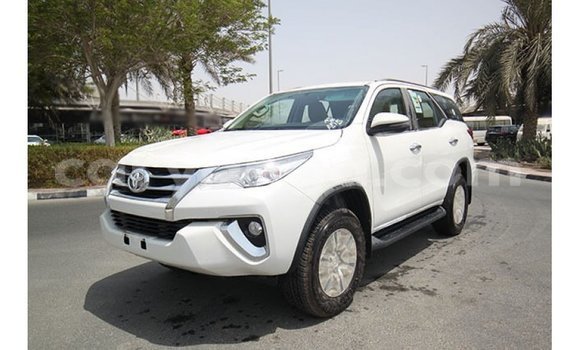 Acheter Import Voiture Toyota Fortuner Blanc à Import - Dubai, Malawi Acheter Import Voiture Toyota Fortuner Blanc à Import - Dubai, Malawi