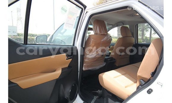 Acheter Import Voiture Toyota Fortuner Blanc à Import - Dubai, Malawi Acheter Import Voiture Toyota Fortuner Blanc à Import - Dubai, Malawi